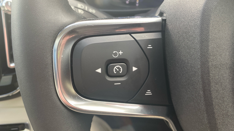 Volvo XC40 2.0 B4P Ultimate Dark 5dr Auto Petrol Estate